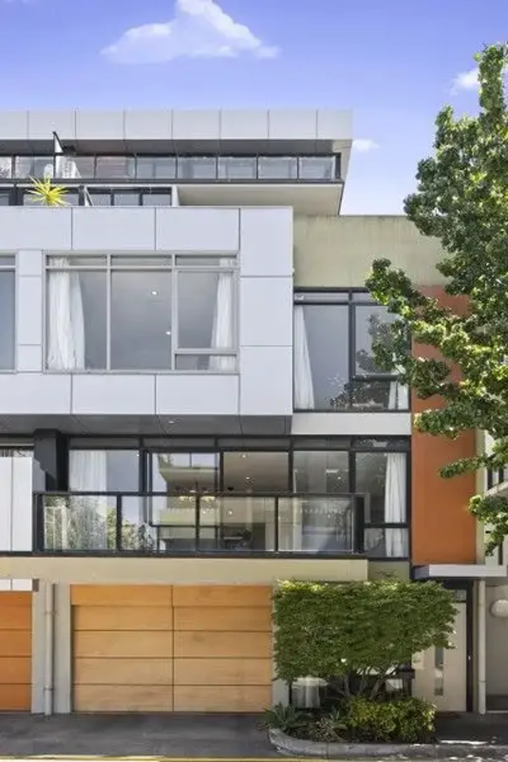 MODERN TWO LEVEL TOWNHOUSE
