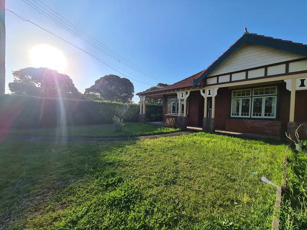 3 BEDROOM HOME w. Internet, Gas and Water Included!