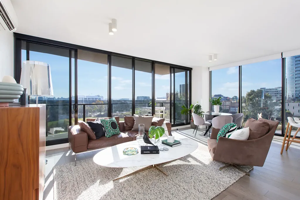 South Yarra 3房 墨尔本CBD全景视野
私人露台连接城市景观
奢华美食厨房Gaggenau电器
主人套房宁静避风港
Yarra House度假村式设施
South Yarra Station步行可达 Exceptional South Yarra Living with Panoramic Views