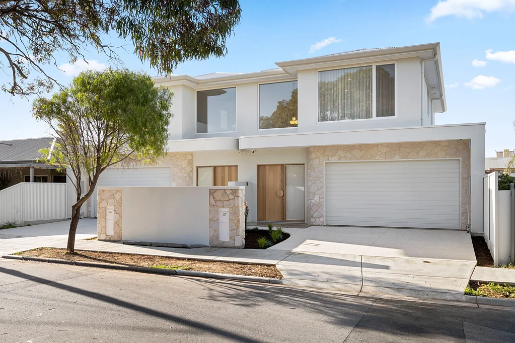 Luxurious double storey Home In Fabulous Beachside Location