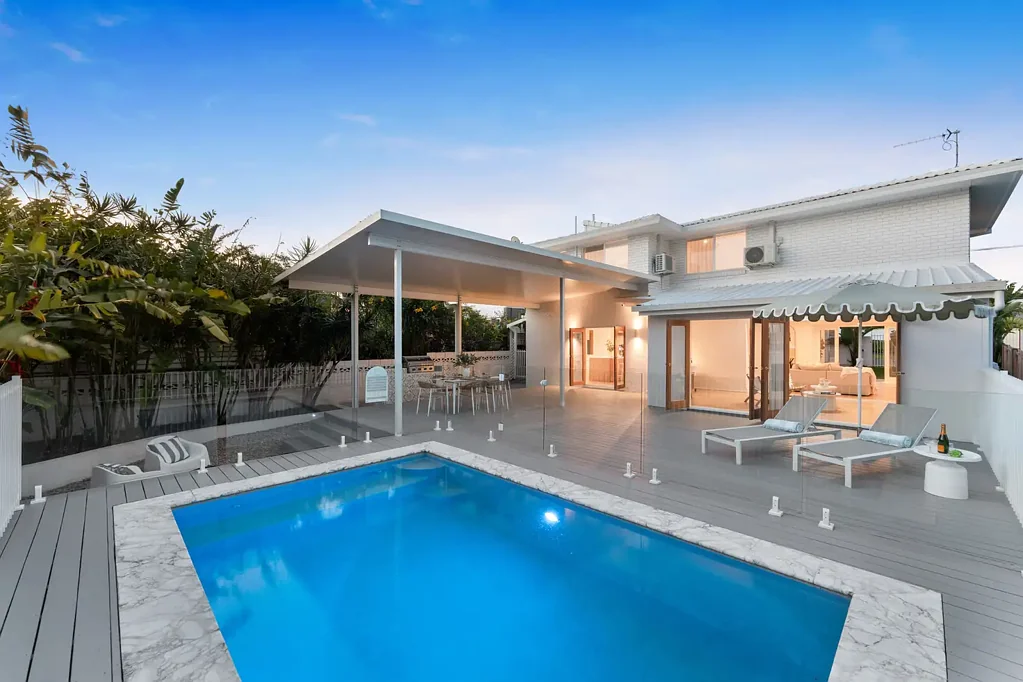 Southport 5ਬੈੱਡਰੂਮ Luxe Family Oasis with Dual Master Suites and Resort-Style Entertaining