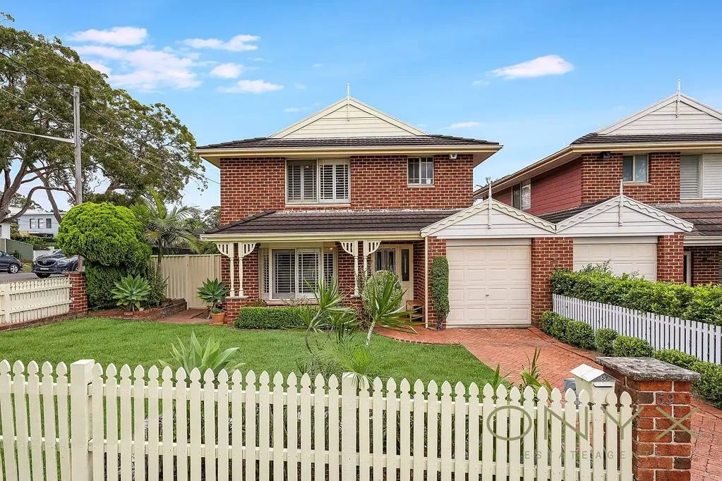 Caringbah South 3침실 Sun-Drenched Corner Home | Family Comfort & Immaculate Living