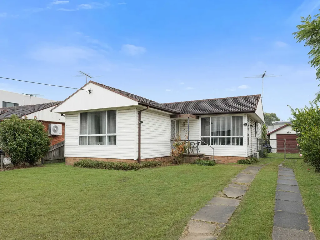 South Wentworthville 3房 宽敞556平米地块 未来开发潜力 3卧带柜 宽敞客厅 独立餐厅 宽敞后院 娱乐空间 便利交通 连接CBD Development Potential on 556.40sqm in an advantageous location!
