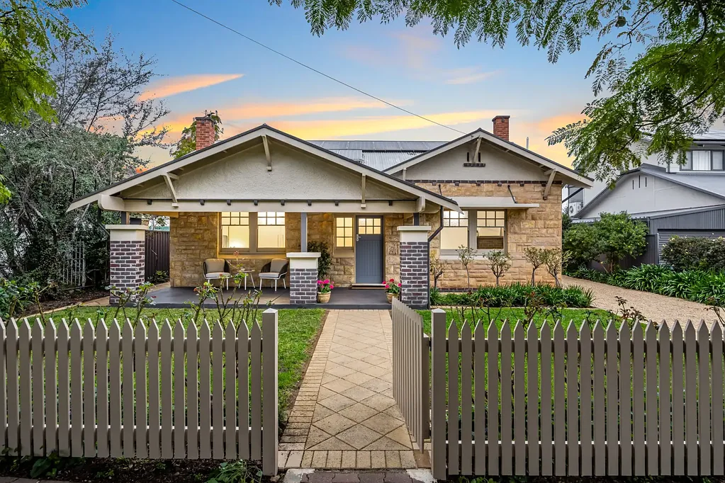 Fullarton 5 Slaapkamer Go big, stay timeless. A Fullarton bungalow with more than a few tricks up its sleeve…