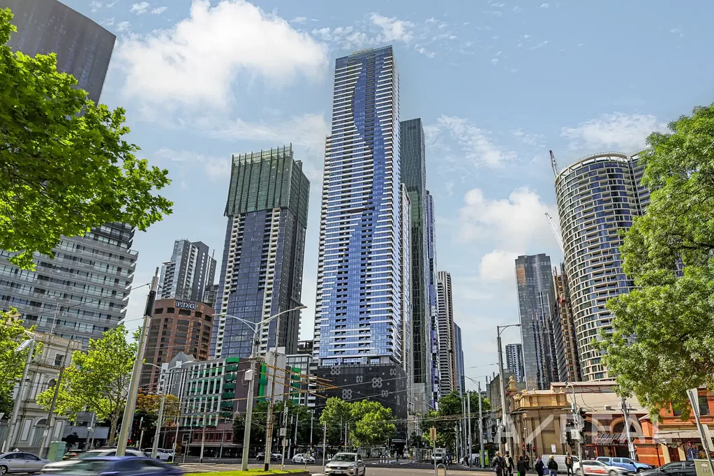 Melbourne 3房 黄金地段35层 采光充足 开放式布局 优质电器 宽敞卧室 礼宾服务 游泳池 健身房 市中心便利 Spacious City Living in the Landmark Vision Complex
