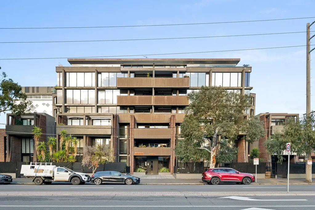 Port Melbourne 1Kwarto Spacious Living in the Heart of Port Melbourne with Potential to Convert a 2-Bedroom Residence