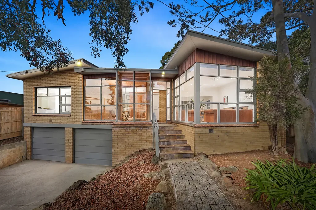Dandenong 3બેડરૂમ 🏡 Renovated Family Gem with Huge Alfresco & Development Potential (STCA)