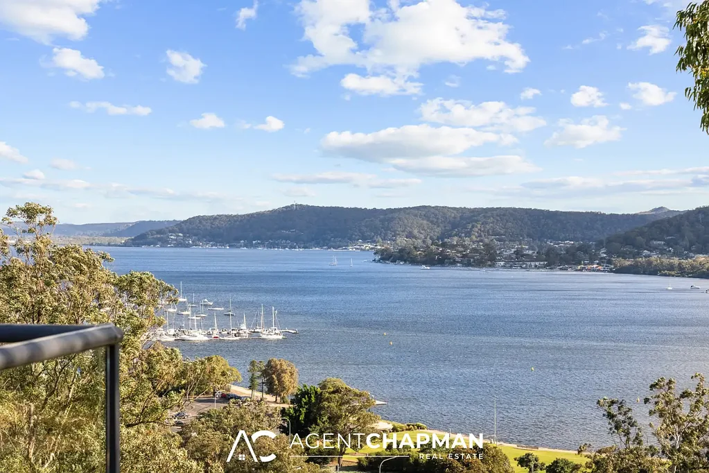 Gosford 4房  Spacious Penthouse Style Living With Stunning Water Views and Central Convenience