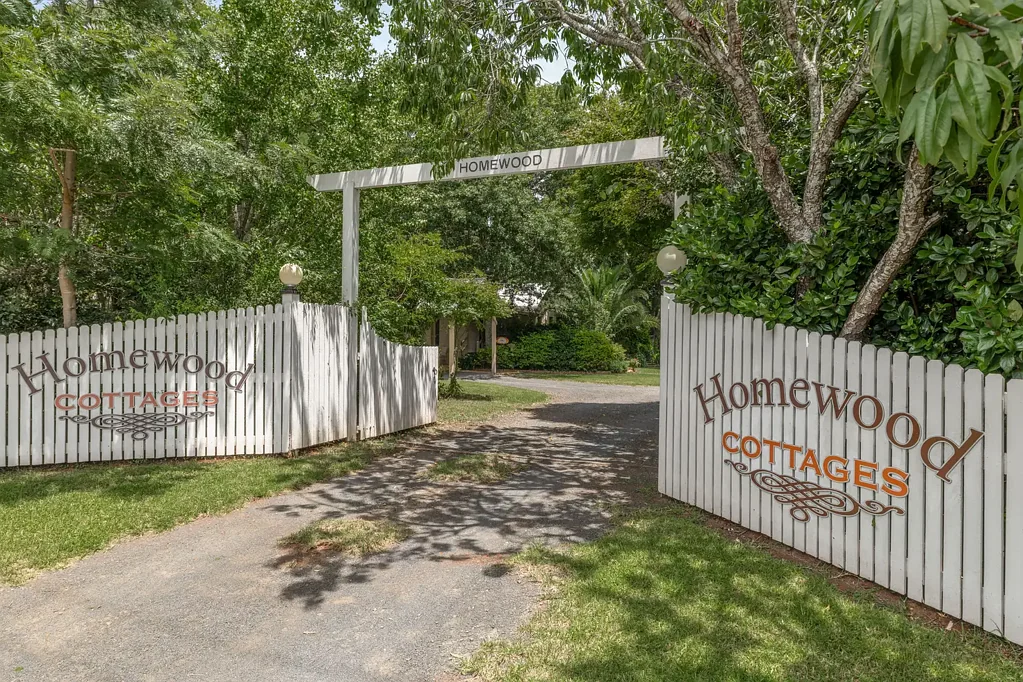 Highfields 3 Slaapkamer Dual Cottages on a Lush, leafy Block – Live In One, Rent the Other!