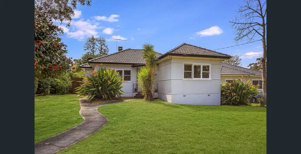 Northmead 5房 双流租金卓越 765㎡街角地块 主屋三卧书房 独立granny flat 东向采光优越 近名校 5分钟CBD Dual-Income House with Massive Capital Growth Potential in Northmead!