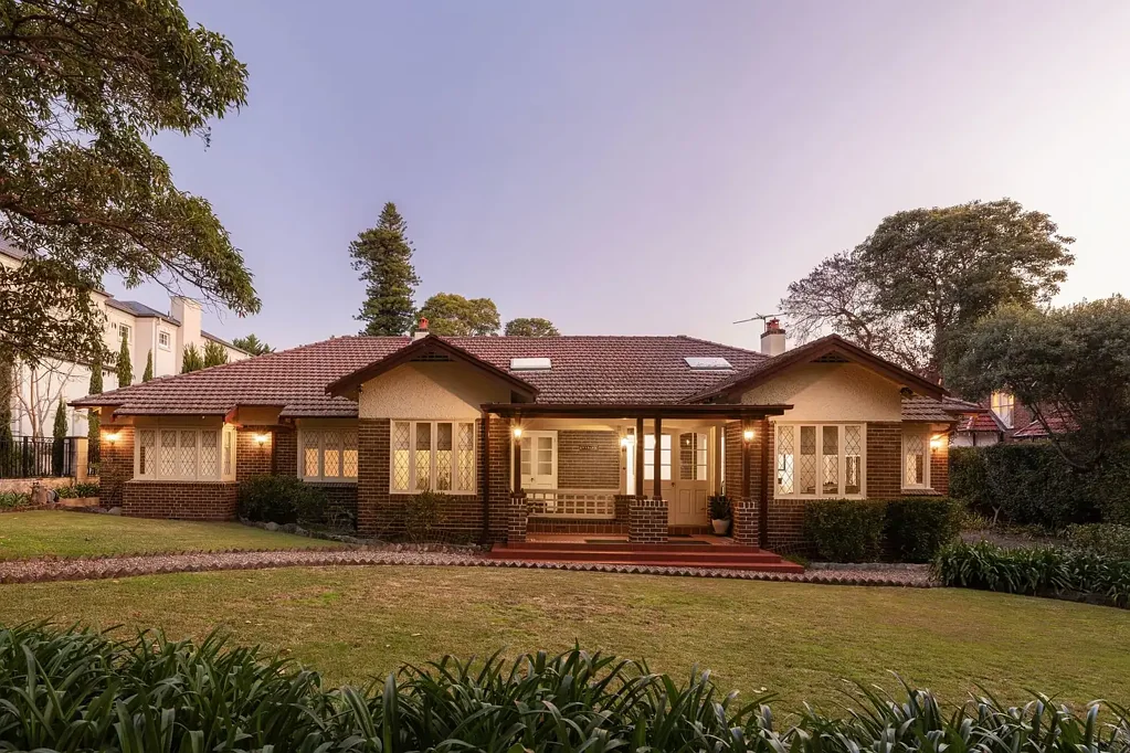 Strathfield 6Kwarto Remarkable Golden Mile estate set on a 1,853sqm north-facing parcel/Development opportunity