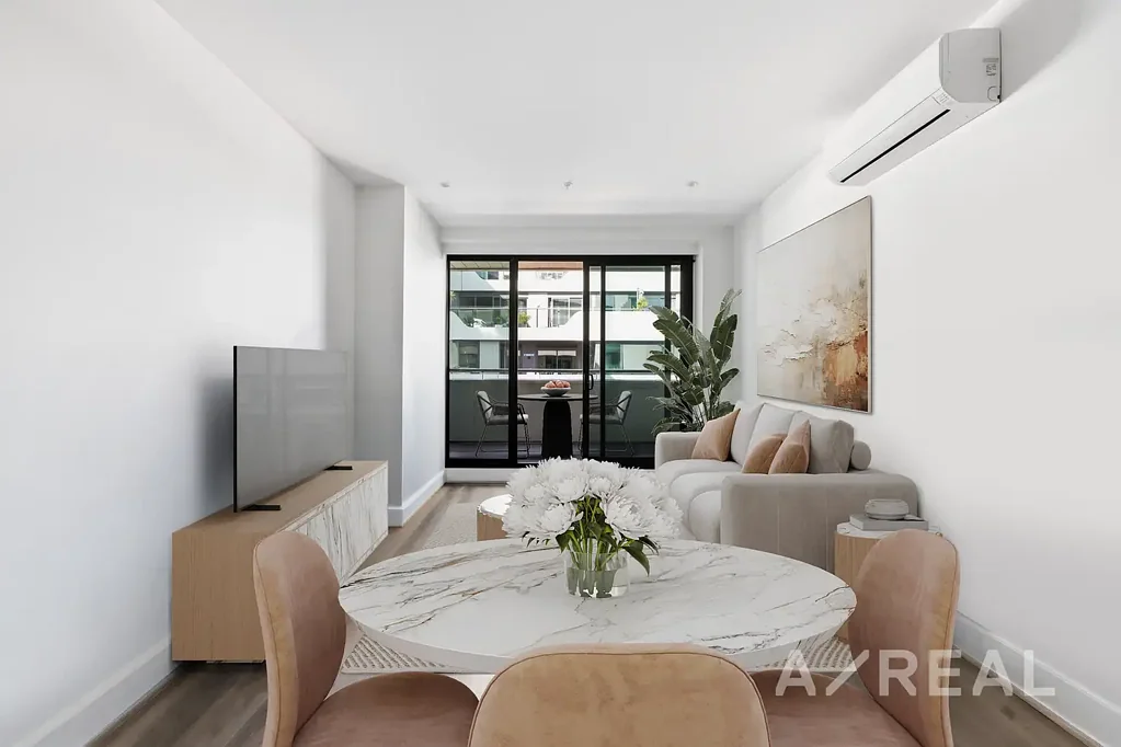 Hawthorn East 2房 Rothelowman设计 两居室宽敞 露台连接度假村设施 石材台面厨房 主卧带套间 步行至Camberwell Junction Space, Style and Resort-Style Living