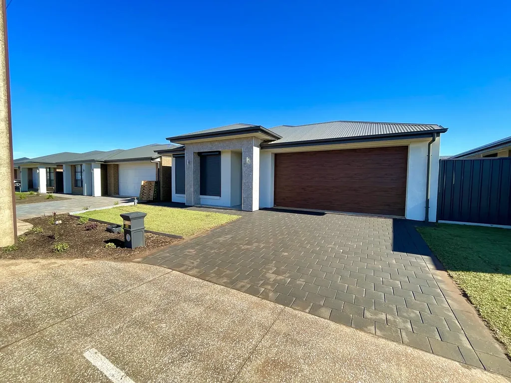 Beautifully Modern Family Home in Prime Angle Vale Location