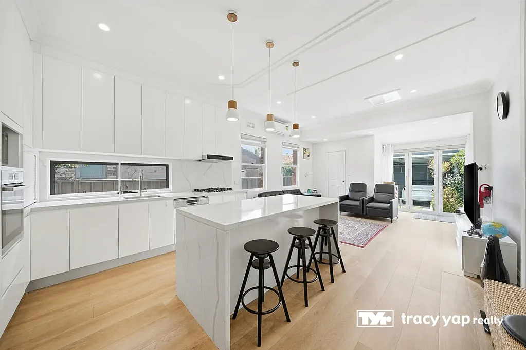 Willoughby 2침실 Ultra-Convenient & Modern Semi Home