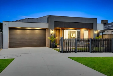 Craigieburn 4 Slaapkamer LUXURIOUS | 2 MASTERS | 2 KITCHEN | 2 LIVINGS | 3 BATH | FAMILY ENTERTAINER