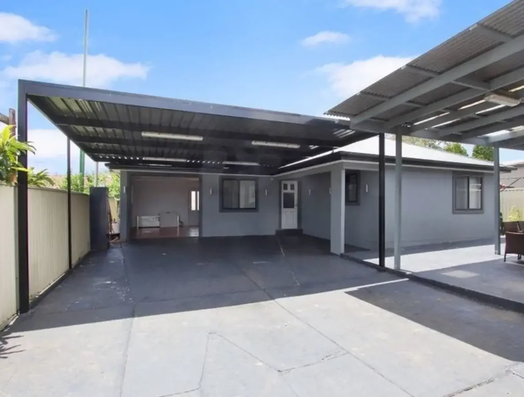 $700 per week 2 bedroom + Studio.