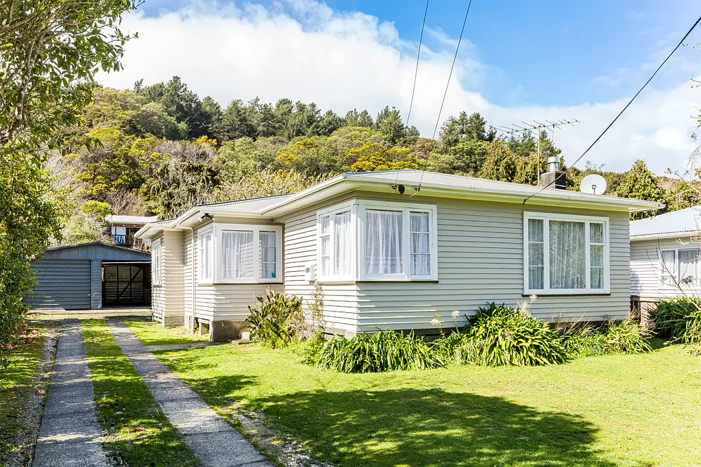 Wainuiomata 3Kwarto Mid-Century Bones - Modern Lifestyle Ready