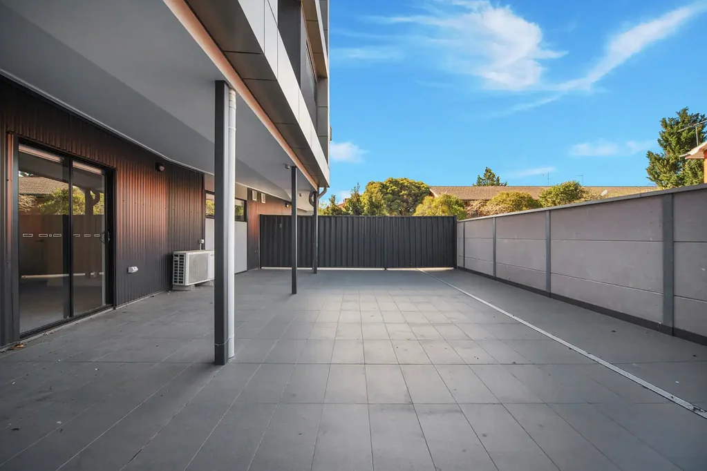 West Footscray 2房 宽敞明亮2卧室 全新地毯 燃气灶台 步入式衣帽间 私人卫浴套间 宽敞次卧 欧式洗衣间 私人户外空间 专属车位 储物间 理想投资 Under Offer!