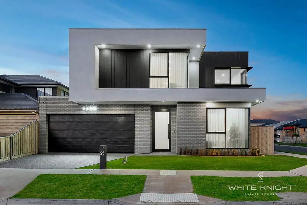 Fraser Rise 5房 定制建造 3米高天花板 Engineered Oak地板 多功能家庭floorplan 五间宽敞卧室 高端厨房 Natural Stone台面 Bosch电器 开放式生活区 豪华主卧套件 Walk-in robes 高端浴室 474sqm转角地块 露台BBQ 双车车库 远程控制后门 CUSTOM BUILT GRANDEUR | 2 MASTERS | DRIVE THRU & QUALITY ALL ROUND!