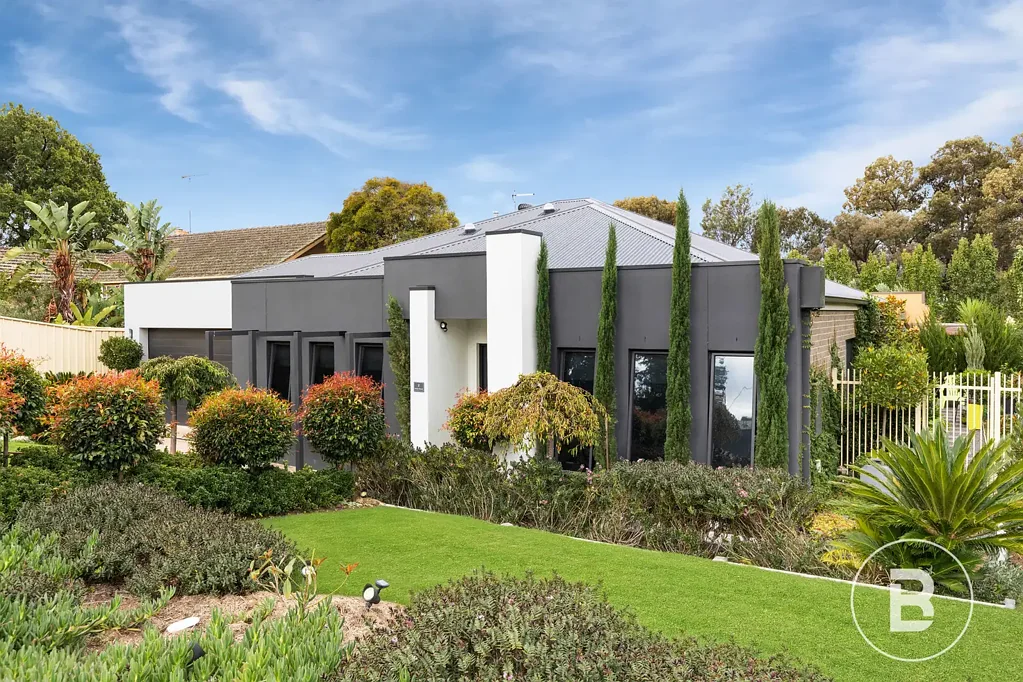 Strathdale 3 Slaapkamer Stunning McIvor Hill Corner Home with Manicured Showpiece Gardens