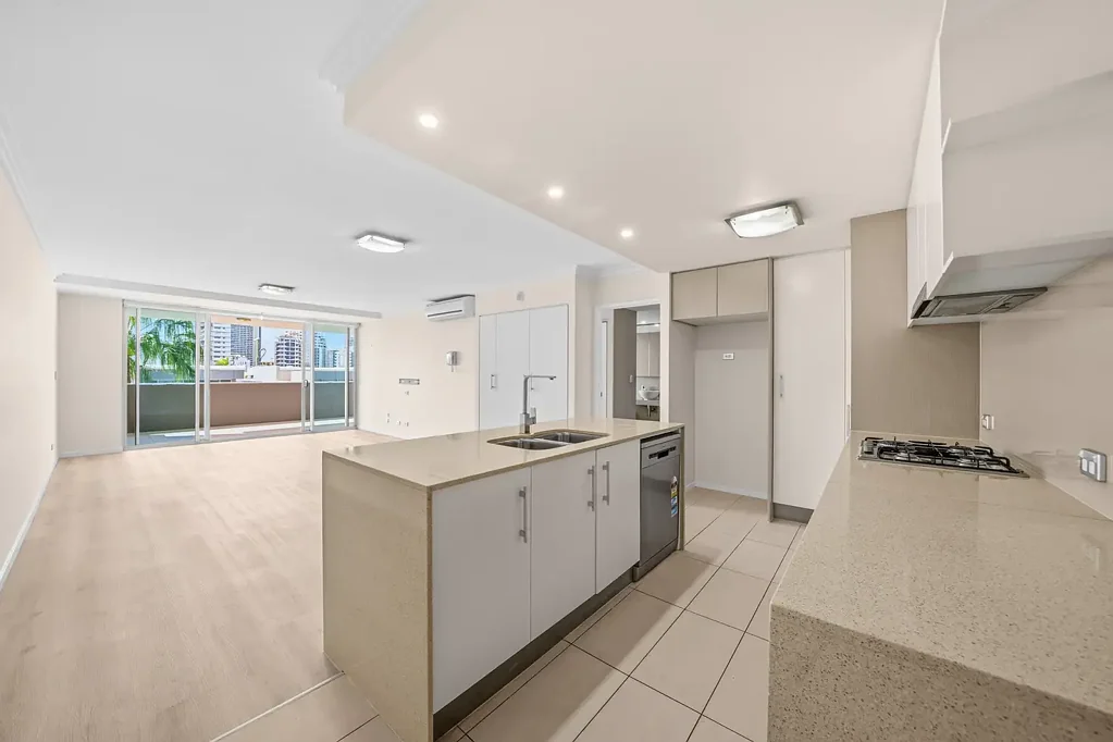 Surfers Paradise 3房  East-Facing | Skyline Views | Oversized Private Balconies