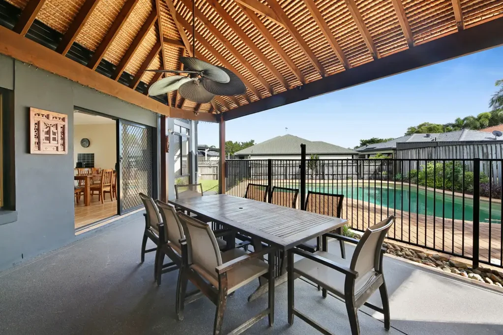 Burleigh Waters 4房  Coastal Family Living in a Prime Burleigh Waters Location