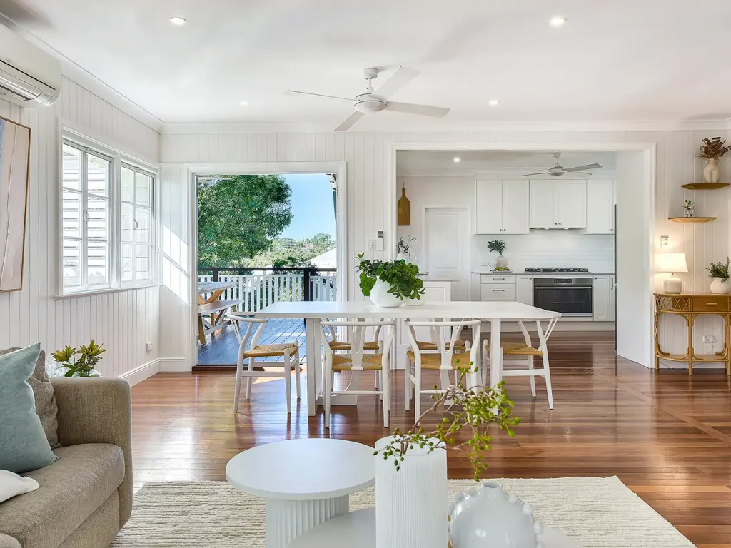 Stafford 5房  Perfect Family Living in Whisper Quiet Location!