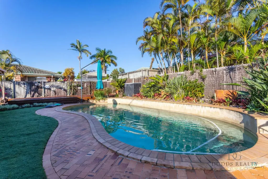 Pool, 5 Bedrooms , Multiple Living Areas and LOCATION!