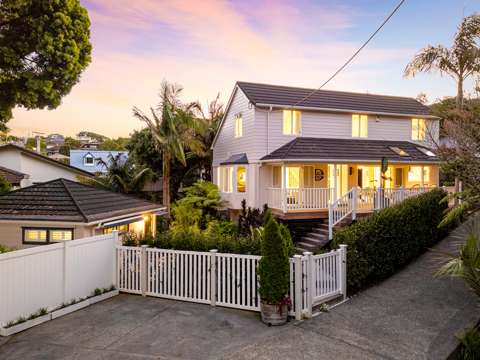 Castor Bay 4房  Stunning Beachside Home + Income Stream