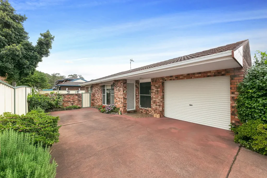 ONLY METRES TO ETTALONG VILLAGE AND THE BEACH