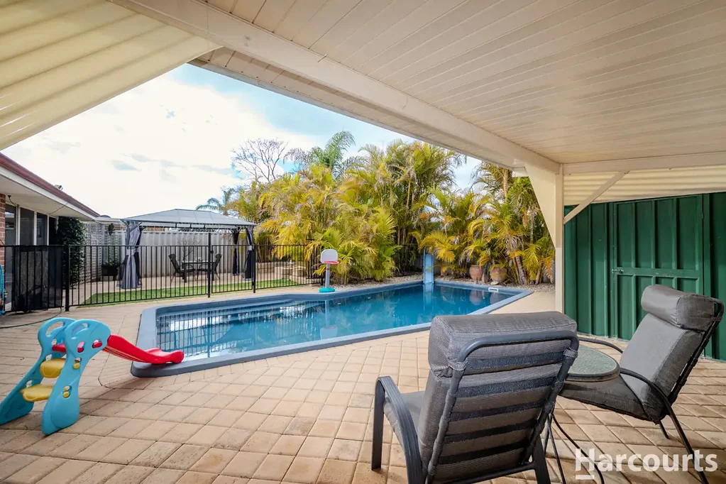 Carramar 4Moenga 4 X 2 WITH POOL IN SOUGHT AFTER FAIRWAYS MEWS