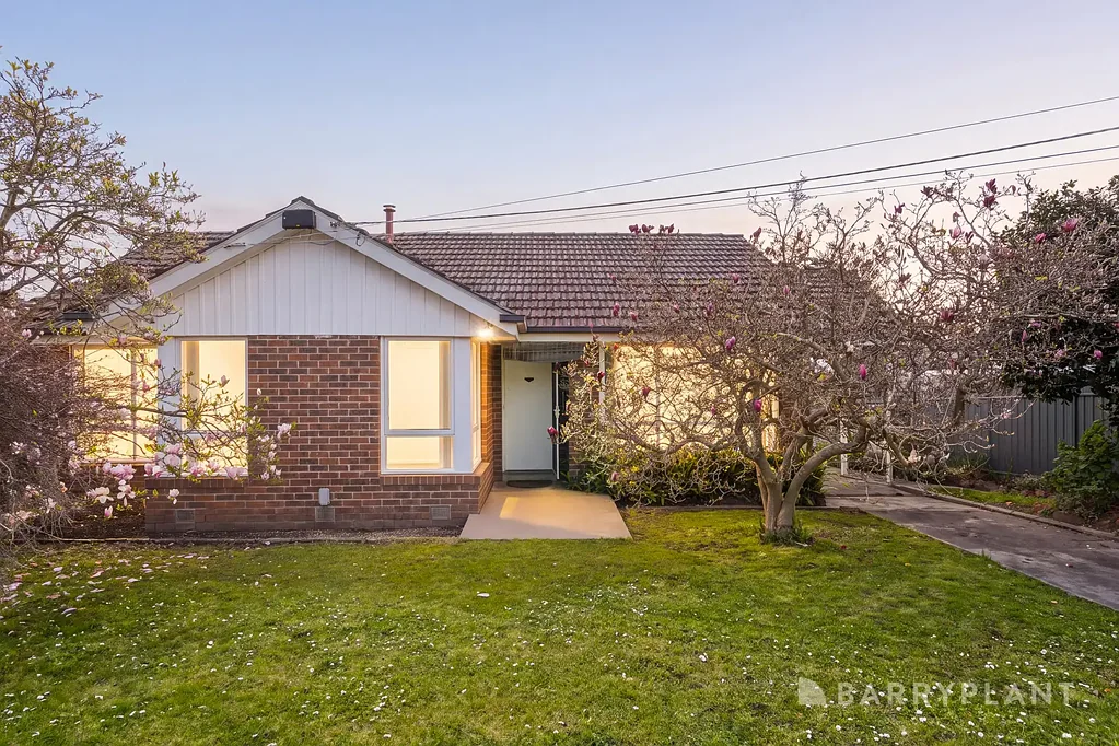 Wantirna South 3Kwarto * Sale by Set Date on Tuesday 6th October at 5pm (unless sold prior) *