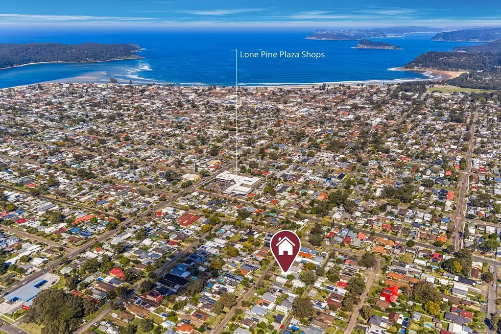 Umina Beach 6房  Rare Dual-Residence Opportunity with Rear Lane.