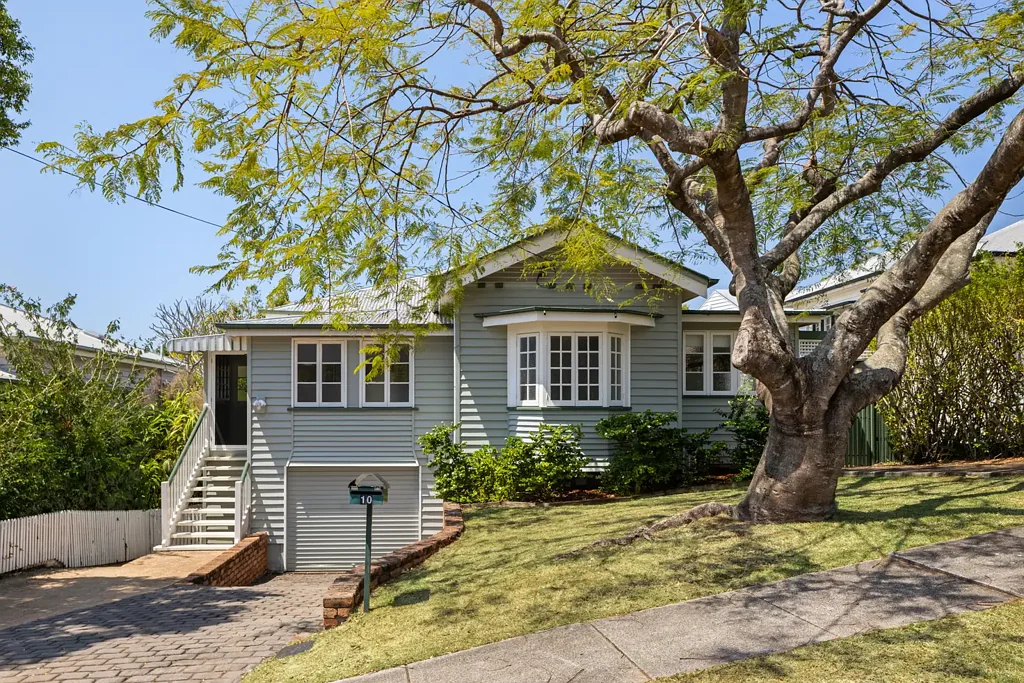 Bardon 5બેડરૂમ Family Hideaway with Dual Living Option and Poolside Entertaining