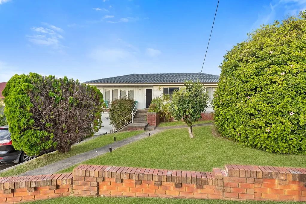 Ulladulla 4 Bedroom Experience the Perfect Blend of Comfort, Style, and Coastal Living in the heart of Ulladulla with rear Harbour Views