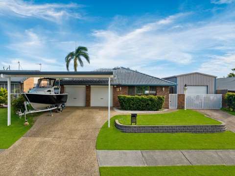 Spacious Family Home with Pool and Solar