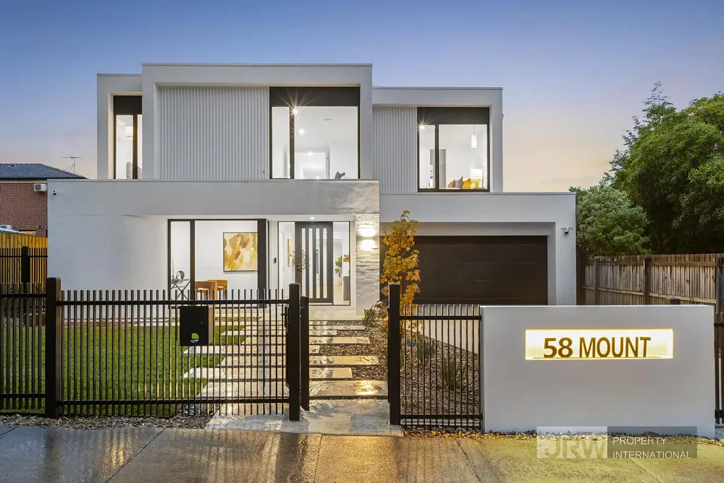 Glen Waverley 5房 全新现代化设计 室内近60平米 开放式起居用餐 五卧步入式衣帽间 美食厨房带备餐间 学区房步行可达 The Glen商圈近邻 Brand New Bespoke Luxury in the Heart of Glen Waverley