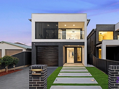 Yagoona 5部屋 Brand-new full brick family home reveals custom-design and a swimming pool