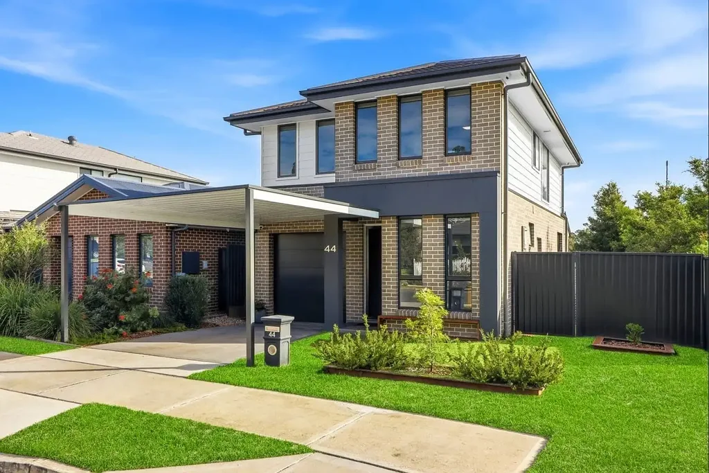 SPACIOUS & MODERN FAMILY HOME!