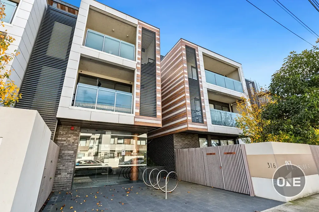 Modern Apartment with Private Courtyard in the Heart of Carnegie