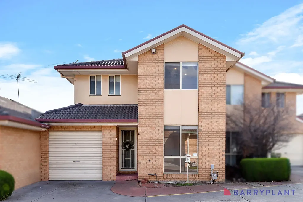 3 BEDROOM, 2 BATHROOM SPACIOUS TOWNHOUSE