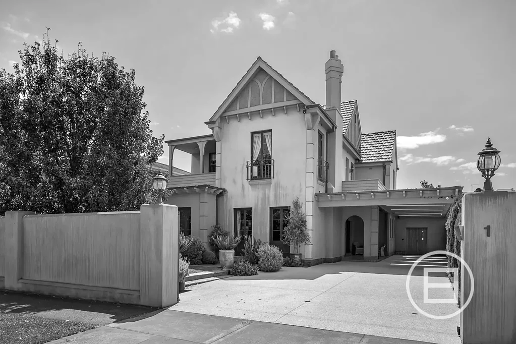 Brighton 5房 海滨瑰宝 1935年历史底蕴 高耸三角墙 厨房Miele电器 北向泳池 私人阳台海湾日落 步行名校&商圈 Private Auction Thursday 27th August
