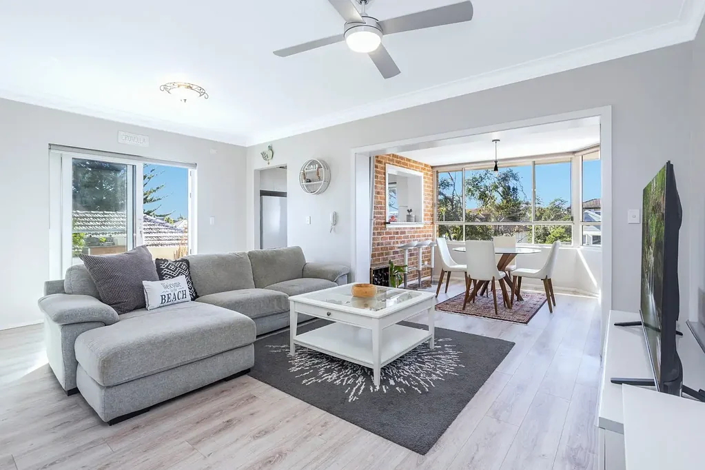 Cronulla 2房 翻新海滨顶层公寓 Renovated Beachside Top-Floor Apartment