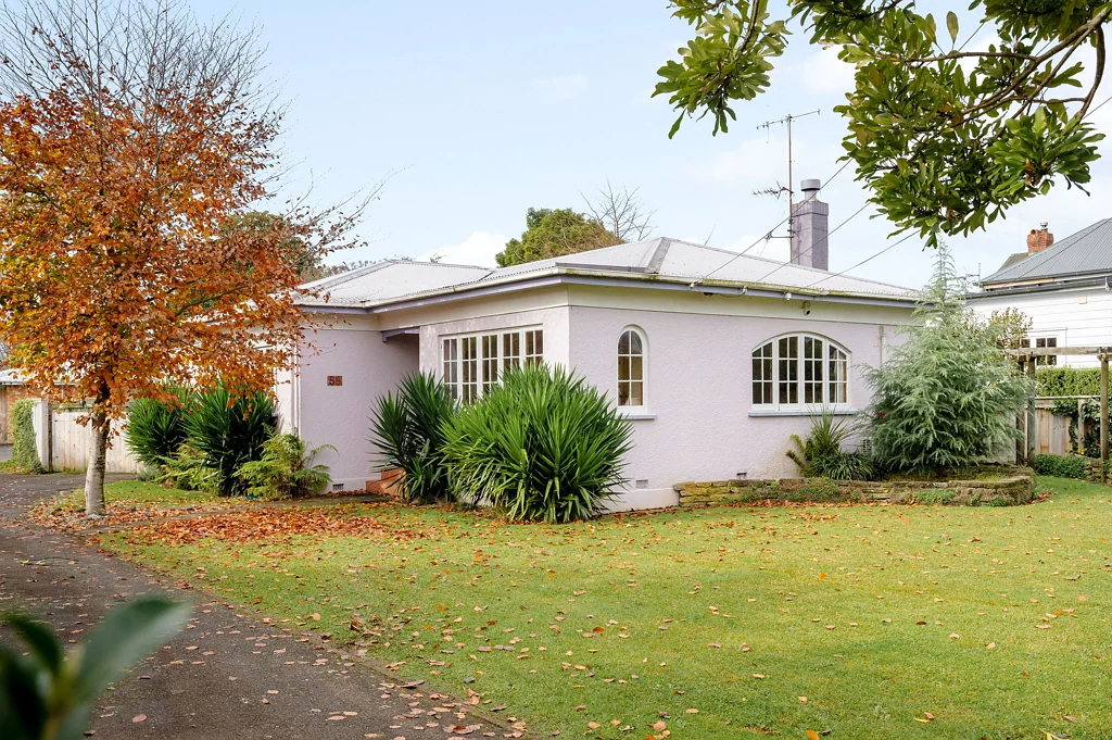 Hamilton East 3房  Coveted Location and Charm