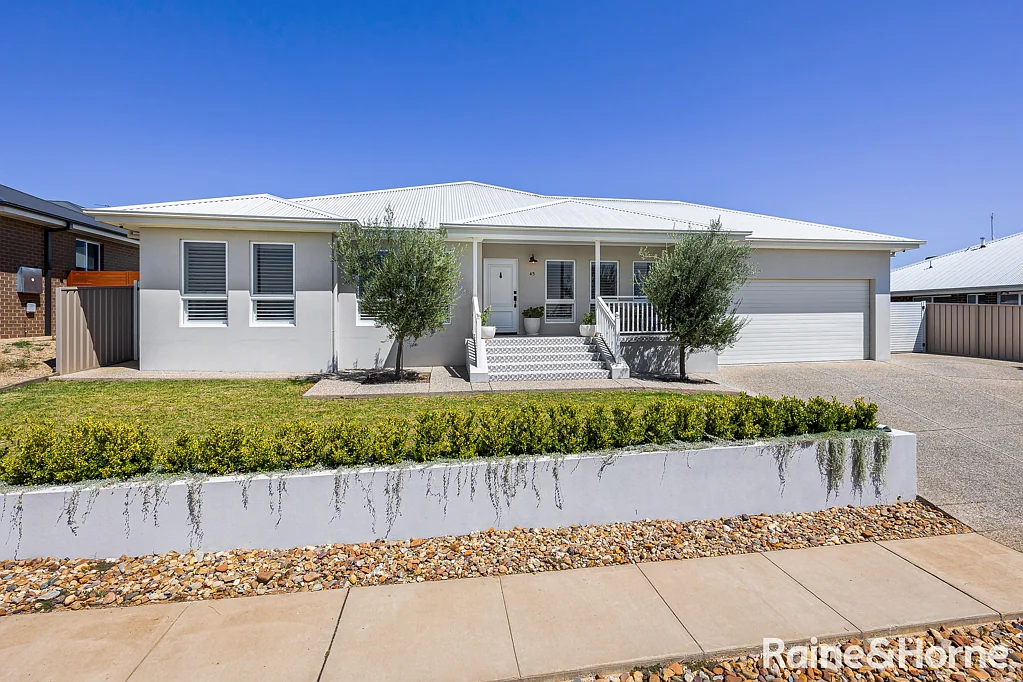 Lloyd 4कमरा Stunning Modern Family Home in Prime Lloyd Location - 45 Deakin Avenue
