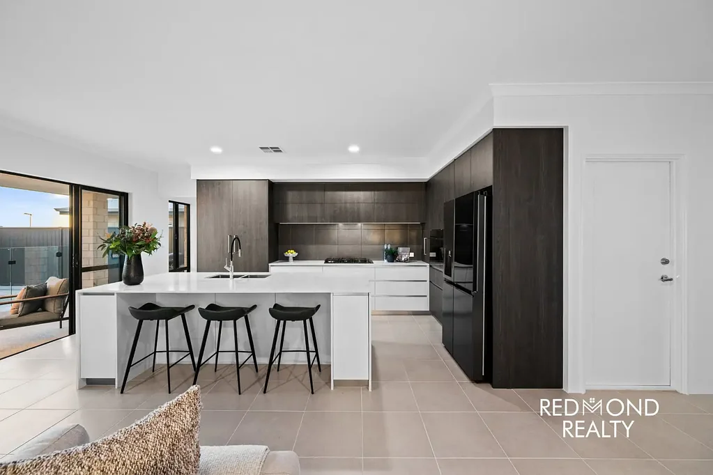 Mindarie 4બેડરૂમ Near-New, Poolside & Packed with Premium Extras