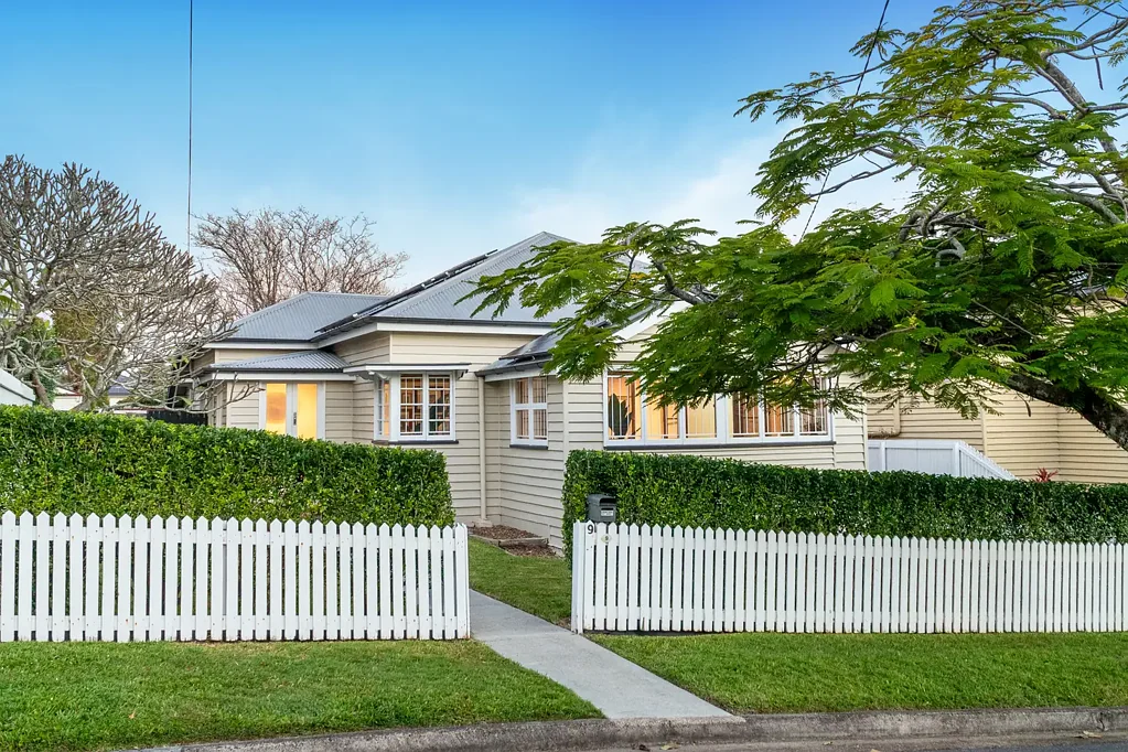 Holland Park 3ห้องนอน A Restored Queenslander with Room to Grow in Sought After Location