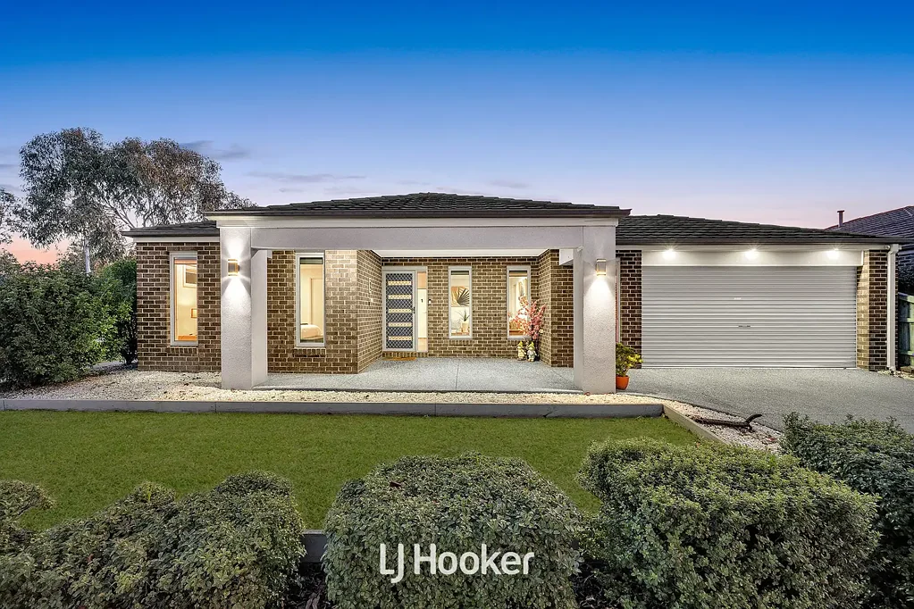 Cranbourne East 4房 转角地块556sqm  两主套房带WIR  工作室创收  高端厨电  遮阳露台  全年水疗  低维护花园  太阳能板  双车库  地段优越 Prestige, Space & Dual-Living Luxury in the Heart of Cascades on Clyde!!!