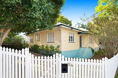 Greenslopes 4 Bedroom Spacious Four-Bedroom Family Home in a Convenient Corner Position