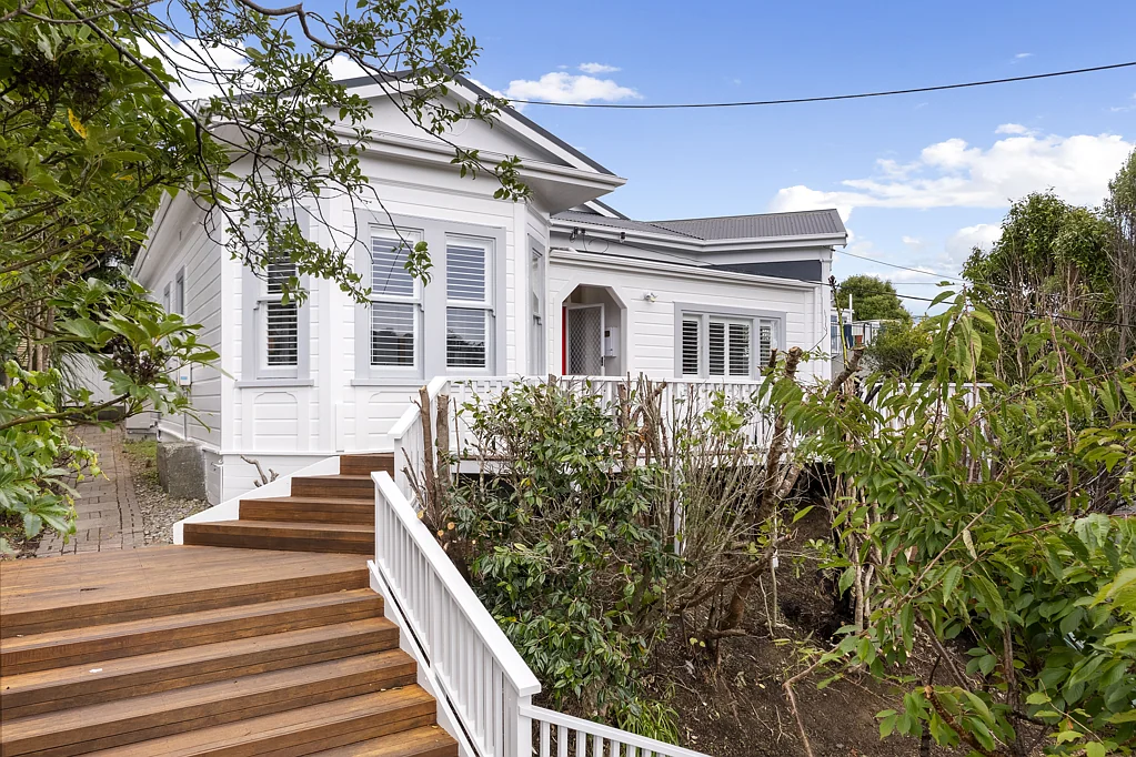 Karori 4ਬੈੱਡਰੂਮ Modernised Character for Families BEO $1,299,000